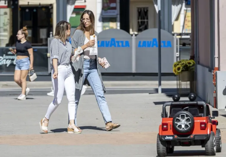 U kratkom topiću i s pirsanim pupkom: Karlovčanka vatrene narančaste kose glavna atrakcija &scaron;etnice