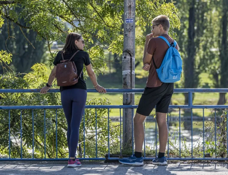 U kratkom topiću i s pirsanim pupkom: Karlovčanka vatrene narančaste kose glavna atrakcija &scaron;etnice