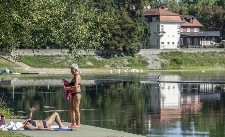 U kratkom topiću i s pirsanim pupkom: Karlovčanka vatrene narančaste kose glavna atrakcija &scaron;etnice