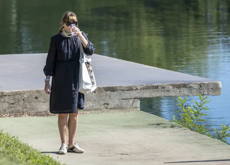 U kratkom topiću i s pirsanim pupkom: Karlovčanka vatrene narančaste kose glavna atrakcija &scaron;etnice