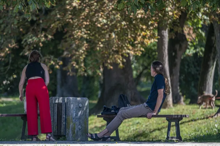 U kratkom topiću i s pirsanim pupkom: Karlovčanka vatrene narančaste kose glavna atrakcija &scaron;etnice