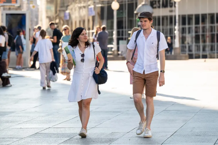 Šetnja koja nije prošla nezapaženo: Par u bijeloj kombinaciji plijenio poglede Zagrepčana