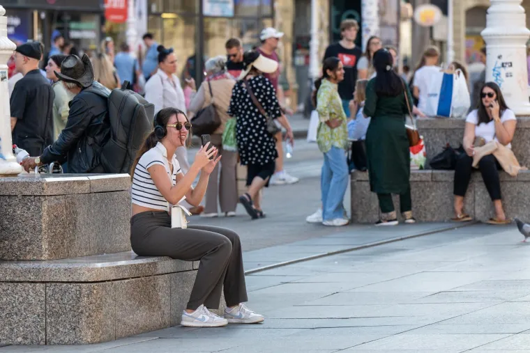 &Scaron;etnja koja nije pro&scaron;la nezapaženo: Par u bijeloj kombinaciji plijenio poglede Zagrepčana