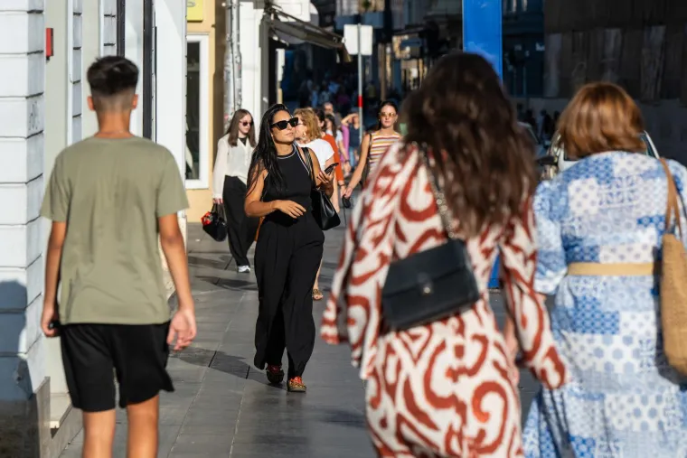 Šetnja koja nije prošla nezapaženo: Par u bijeloj kombinaciji plijenio poglede Zagrepčana