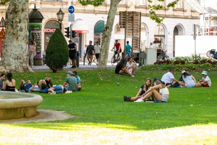 &Scaron;etnja koja nije pro&scaron;la nezapaženo: Par u bijeloj kombinaciji plijenio poglede Zagrepčana