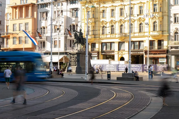 &Scaron;etnja koja nije pro&scaron;la nezapaženo: Par u bijeloj kombinaciji plijenio poglede Zagrepčana