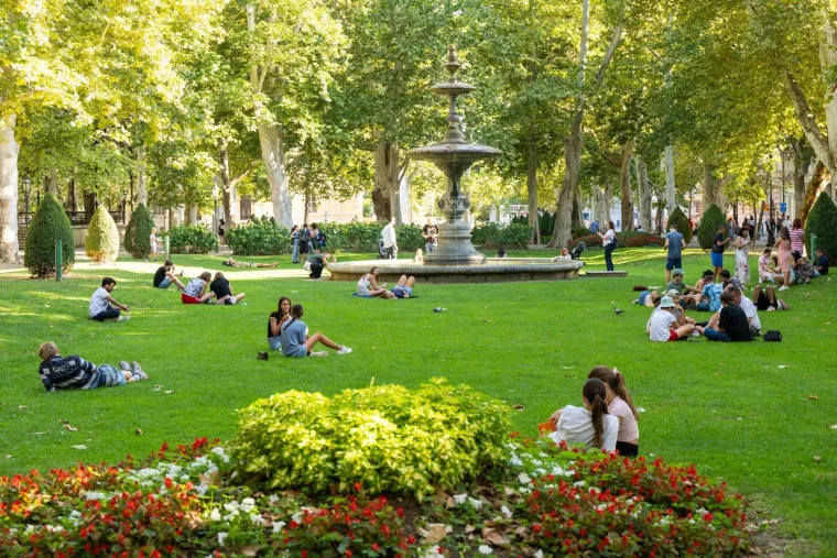 &Scaron;etnja koja nije pro&scaron;la nezapaženo: Par u bijeloj kombinaciji plijenio poglede Zagrepčana