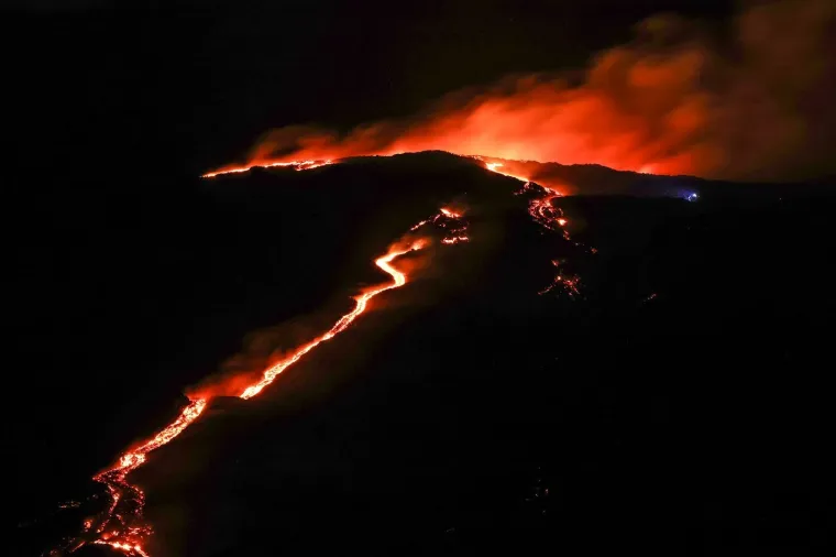 Etna opet bljuje vatru i pepeo: Pogledajte fantastične fotografije noćne erupcije