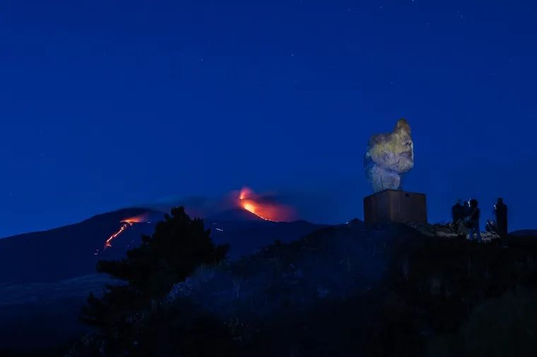 Etna opet bljuje vatru i pepeo: Pogledajte fantastične fotografije noćne erupcije