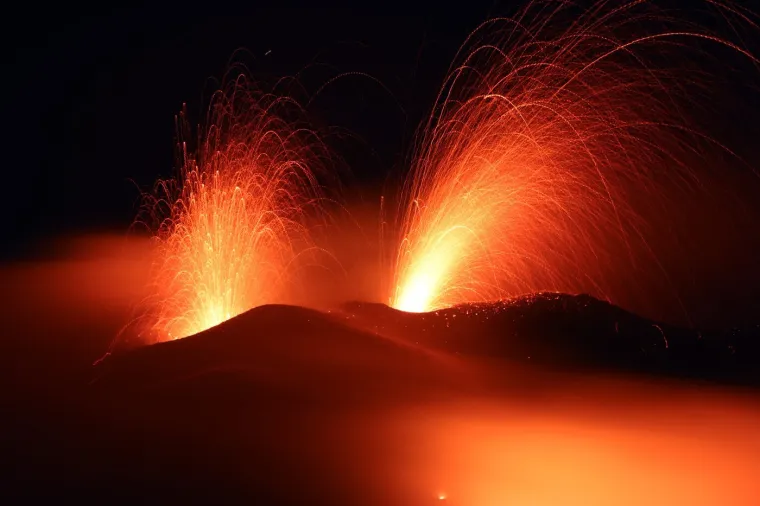 Etna opet bljuje vatru i pepeo: Pogledajte fantastične fotografije noćne erupcije