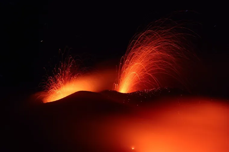 Etna opet bljuje vatru i pepeo: Pogledajte fantastične fotografije noćne erupcije