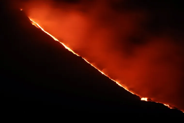 Etna opet bljuje vatru i pepeo: Pogledajte fantastične fotografije noćne erupcije