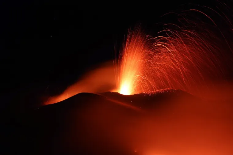 Etna opet bljuje vatru i pepeo: Pogledajte fantastične fotografije noćne erupcije