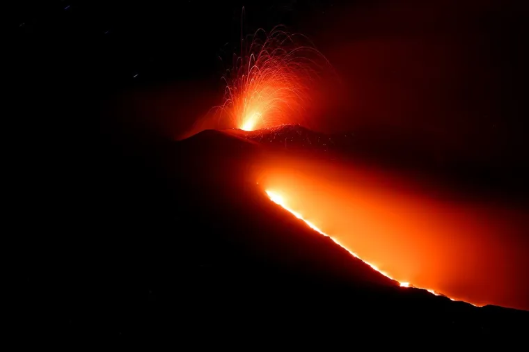 Etna opet bljuje vatru i pepeo: Pogledajte fantastične fotografije noćne erupcije