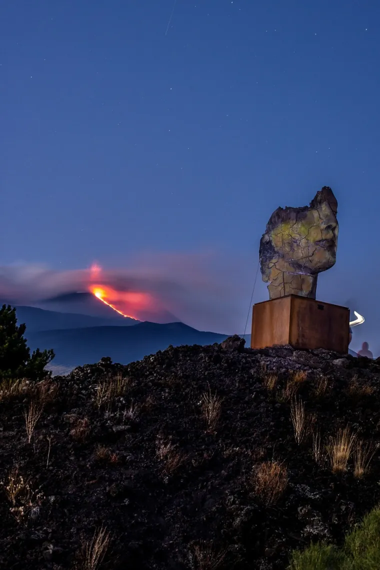 Etna opet bljuje vatru i pepeo: Pogledajte fantastične fotografije noćne erupcije