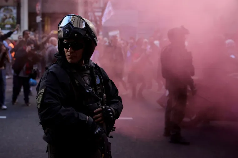 Ogorčeni prosvjednici kamenovali predsjednika dok je virio kroz krov limuzine