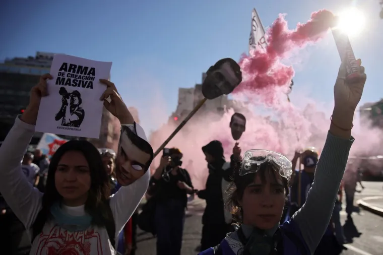 Ogorčeni prosvjednici kamenovali predsjednika dok je virio kroz krov limuzine