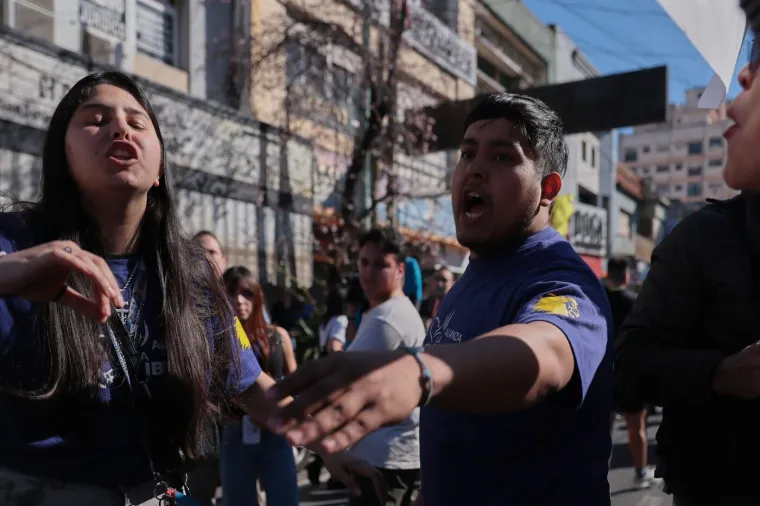 Ogorčeni prosvjednici kamenovali predsjednika dok je virio kroz krov limuzine