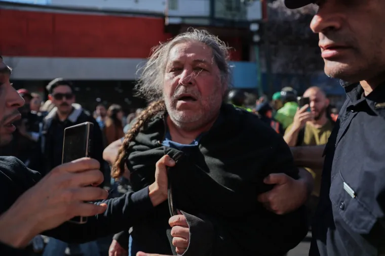 Ogorčeni prosvjednici kamenovali predsjednika dok je virio kroz krov limuzine