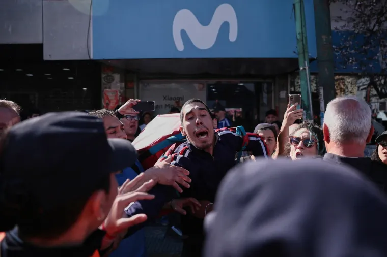 Ogorčeni prosvjednici kamenovali predsjednika dok je virio kroz krov limuzine