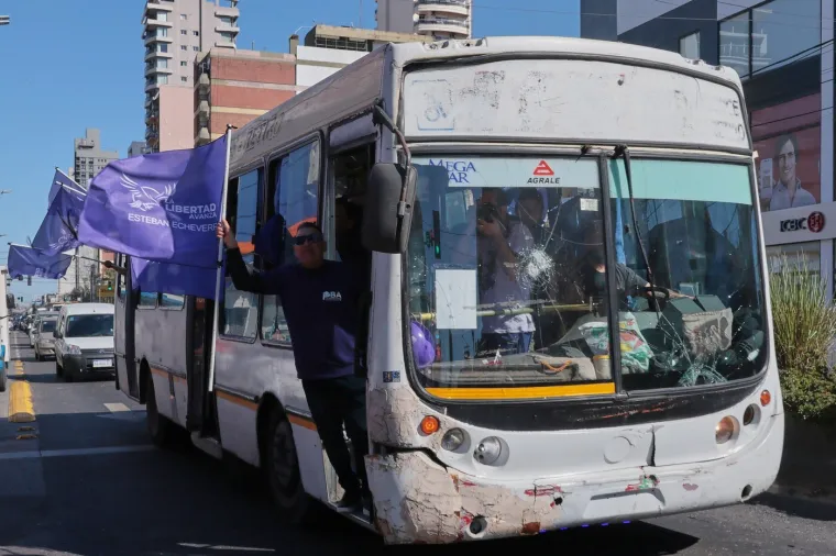 Ogorčeni prosvjednici kamenovali predsjednika dok je virio kroz krov limuzine