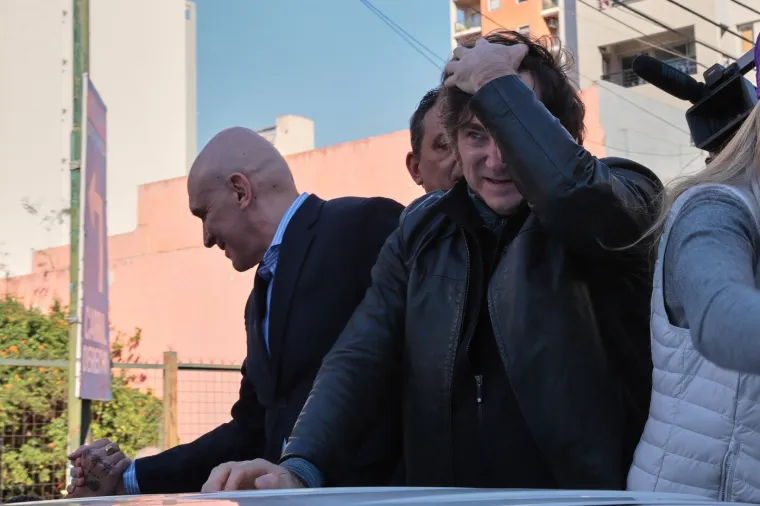 Ogorčeni prosvjednici kamenovali predsjednika dok je virio kroz krov limuzine