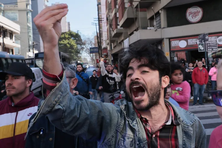 Ogorčeni prosvjednici kamenovali predsjednika dok je virio kroz krov limuzine