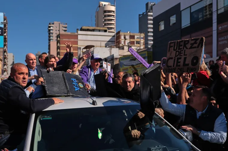 Ogorčeni prosvjednici kamenovali predsjednika dok je virio kroz krov limuzine