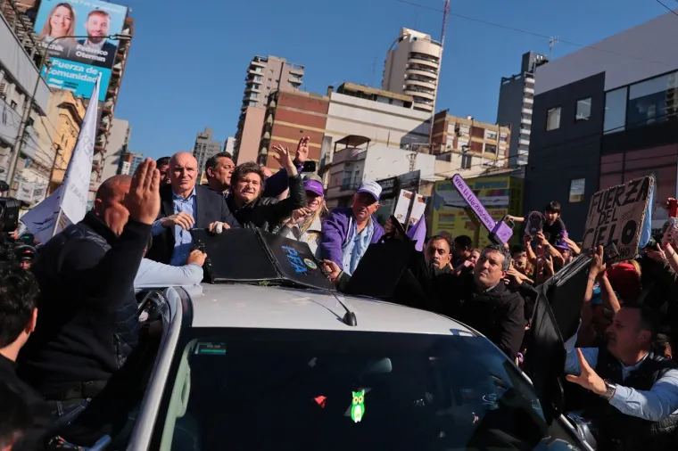 Ogorčeni prosvjednici kamenovali predsjednika dok je virio kroz krov limuzine