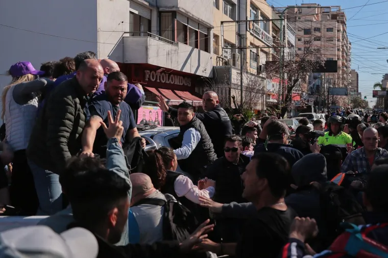 Ogorčeni prosvjednici kamenovali predsjednika dok je virio kroz krov limuzine