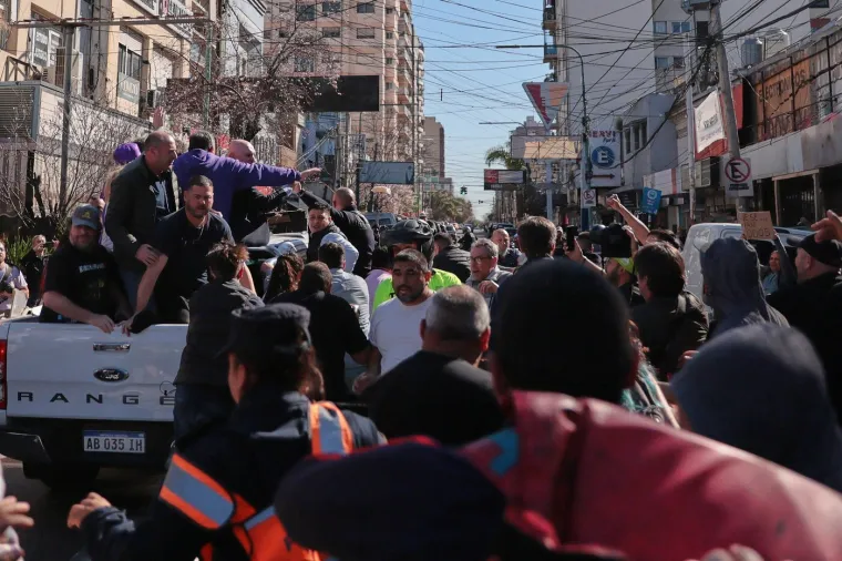Ogorčeni prosvjednici kamenovali predsjednika dok je virio kroz krov limuzine