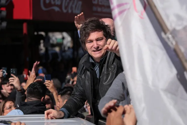 Ogorčeni prosvjednici kamenovali predsjednika dok je virio kroz krov limuzine