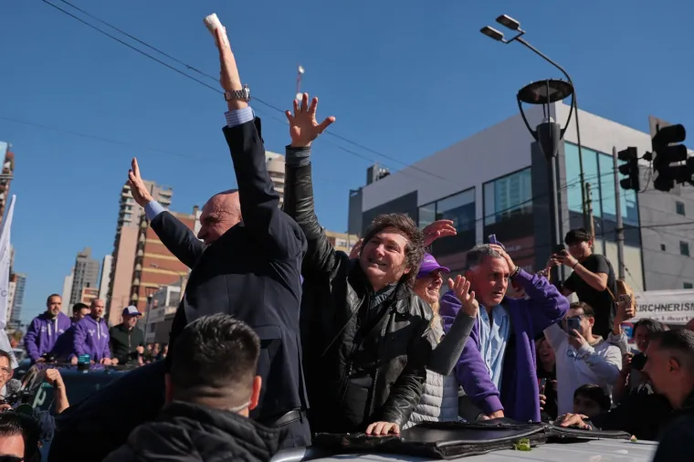 Ogorčeni prosvjednici kamenovali predsjednika dok je virio kroz krov limuzine