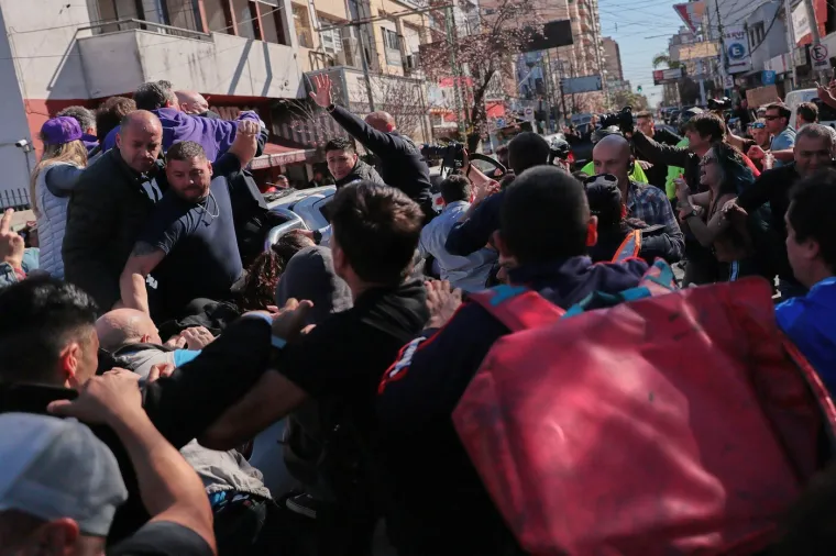 Ogorčeni prosvjednici kamenovali predsjednika dok je virio kroz krov limuzine