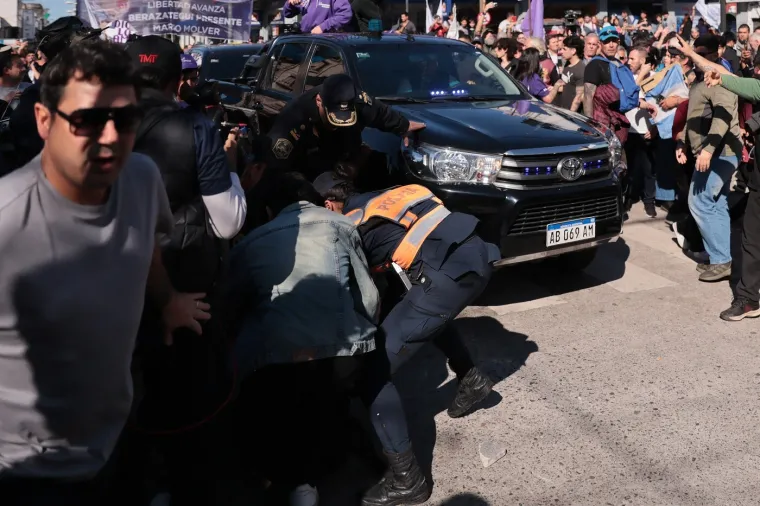Ogorčeni prosvjednici kamenovali predsjednika dok je virio kroz krov limuzine