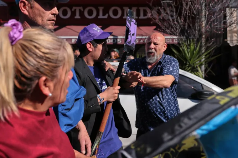 Ogorčeni prosvjednici kamenovali predsjednika dok je virio kroz krov limuzine