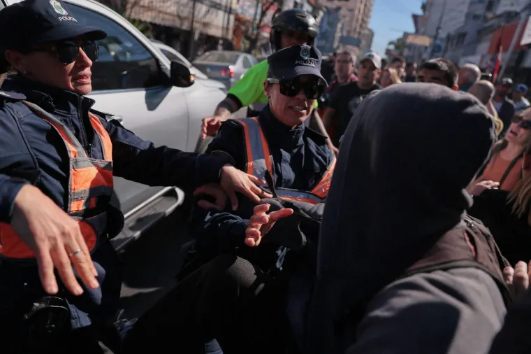 Ogorčeni prosvjednici kamenovali predsjednika dok je virio kroz krov limuzine