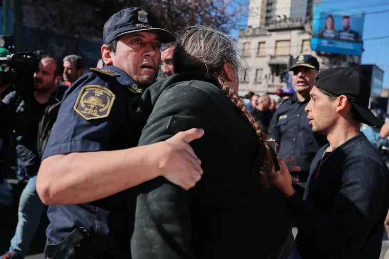 Ogorčeni prosvjednici kamenovali predsjednika dok je virio kroz krov limuzine