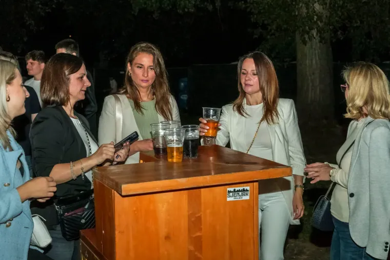 Vruća atmosfera pod &scaron;atorom: Djevojke pokazale kako se uživa na Danima piva
