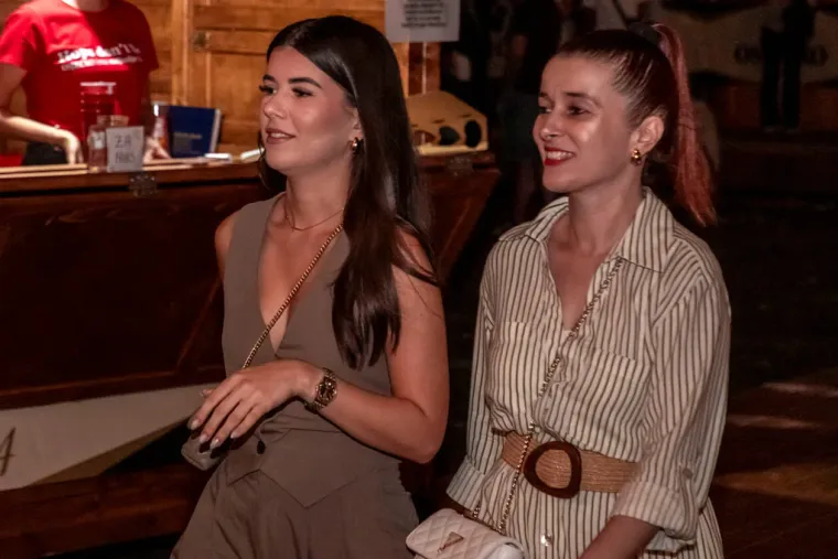 Vruća atmosfera pod &scaron;atorom: Djevojke pokazale kako se uživa na Danima piva