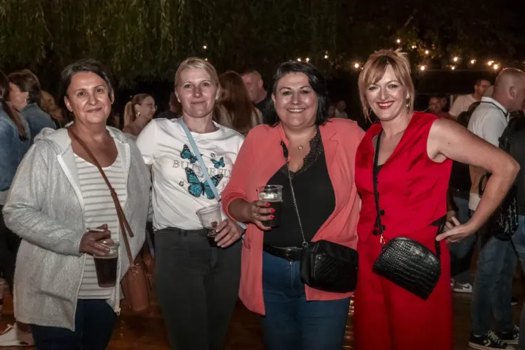 Vruća atmosfera pod &scaron;atorom: Djevojke pokazale kako se uživa na Danima piva