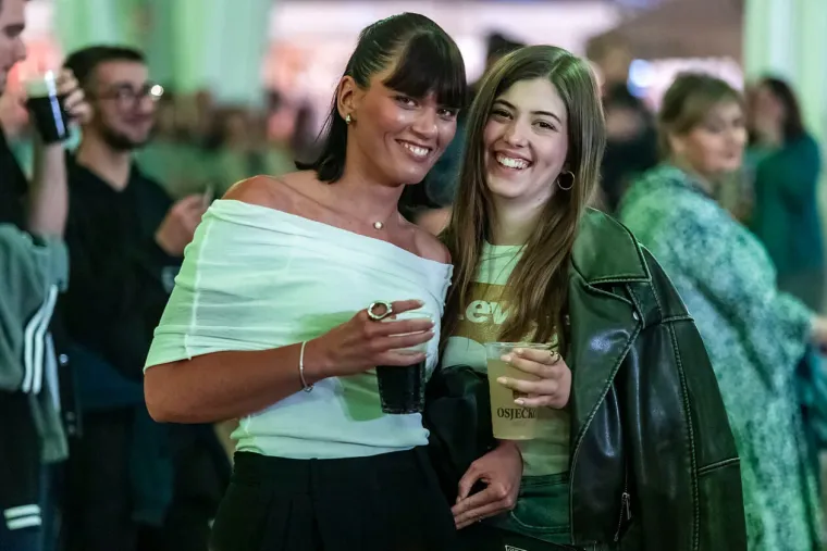 Vruća atmosfera pod &scaron;atorom: Djevojke pokazale kako se uživa na Danima piva