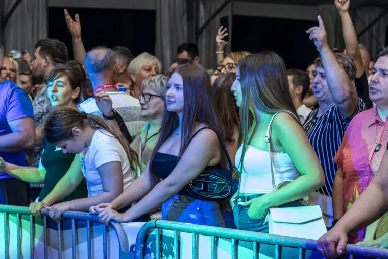 Vruća atmosfera pod &scaron;atorom: Djevojke pokazale kako se uživa na Danima piva