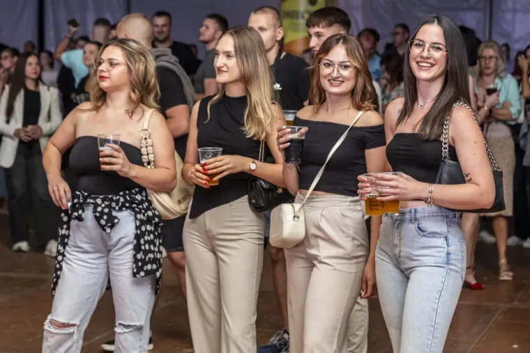 Vruća atmosfera pod &scaron;atorom: Djevojke pokazale kako se uživa na Danima piva