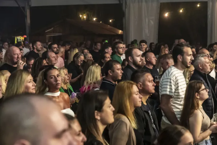 Vruća atmosfera pod &scaron;atorom: Djevojke pokazale kako se uživa na Danima piva