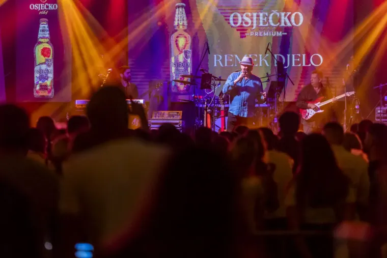 Vruća atmosfera pod &scaron;atorom: Djevojke pokazale kako se uživa na Danima piva