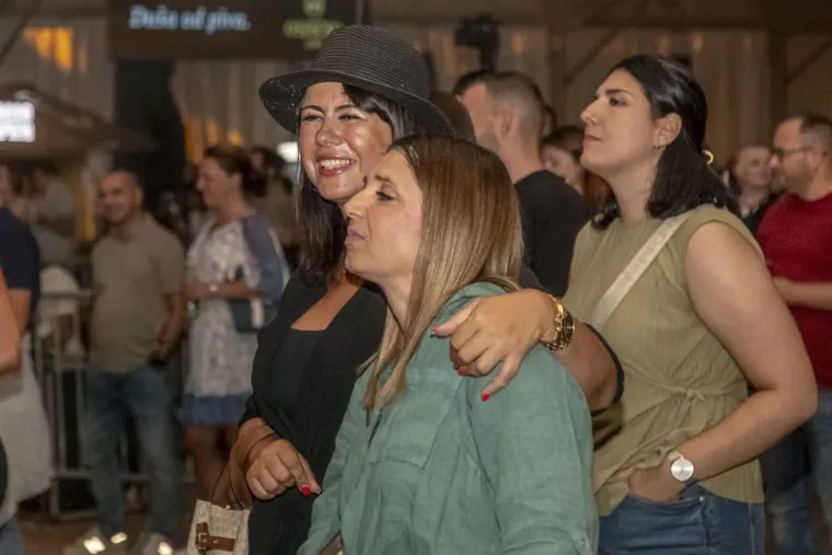 Vruća atmosfera pod &scaron;atorom: Djevojke pokazale kako se uživa na Danima piva