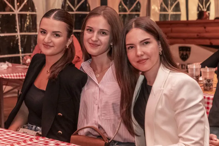 Vruća atmosfera pod &scaron;atorom: Djevojke pokazale kako se uživa na Danima piva