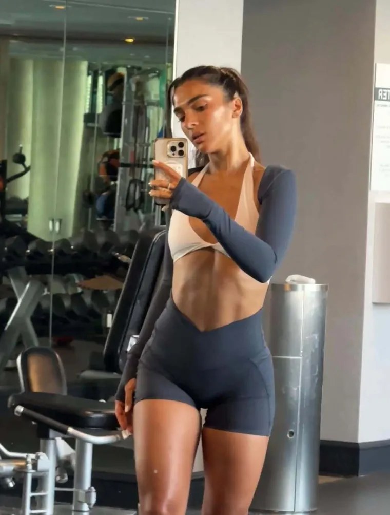 Fitness influencerica očarala Veneciju: Stefanie Williams u haljini koja otkriva vi&scaron;e nego &scaron;to skriva