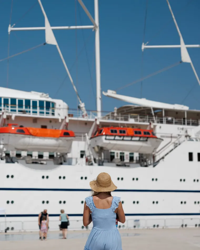 Goli trbuh, duboki dekoltei, minice i tetovaže: U Zadru je bome zagrijalo